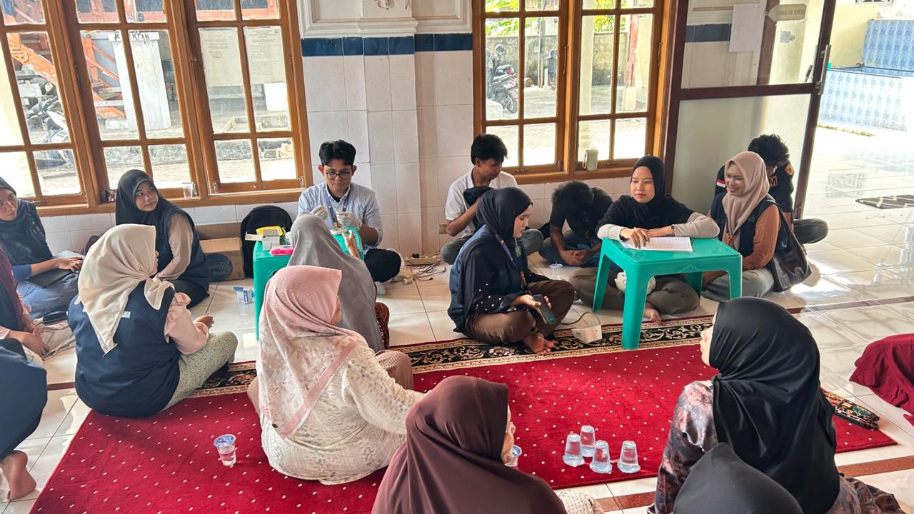 KKN 28 Universitas Abulyatama Gelar Pemeriksaan Kesehatan Gratis, Puluhan Warga Ajuen Antusias Cek Gula Darah, asam urat dan Tekanan Darah